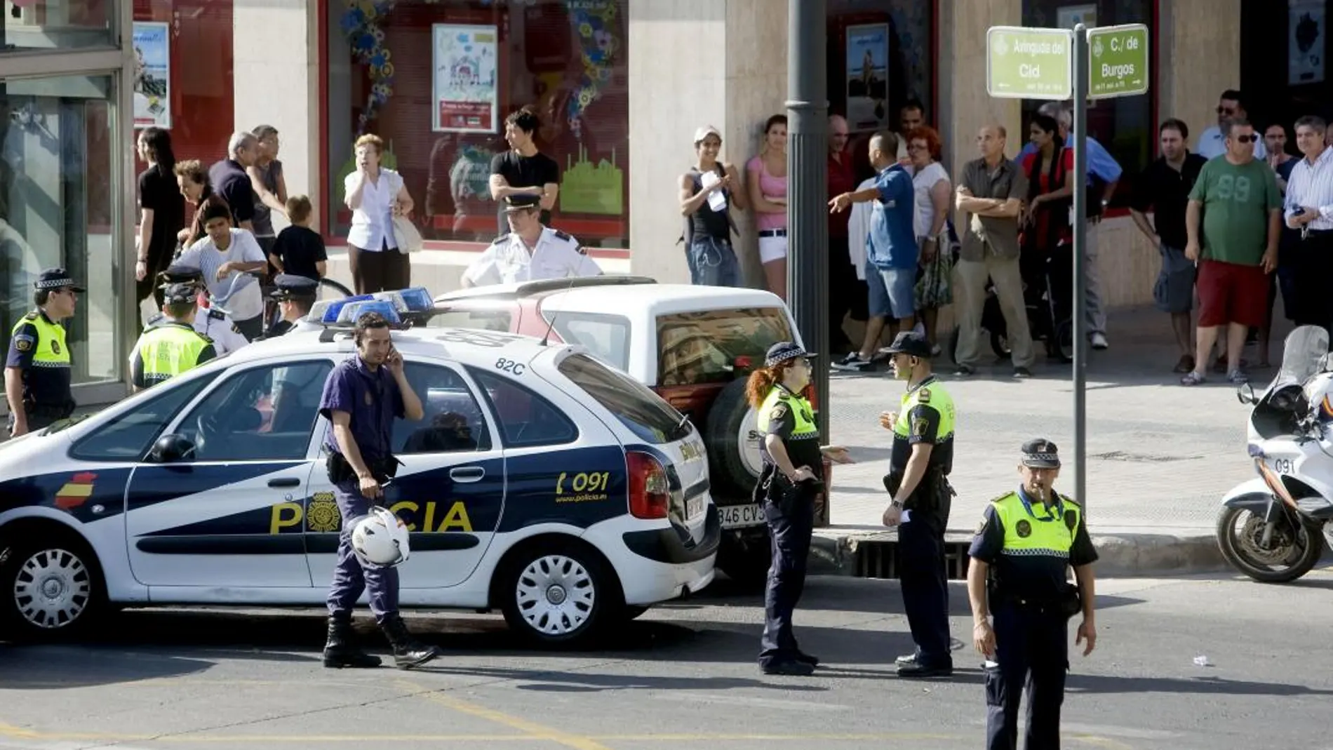 En periodos festivos como las Fallas o el verano, los cuerpos policiales de poblaciones turísticas quedan desbordados