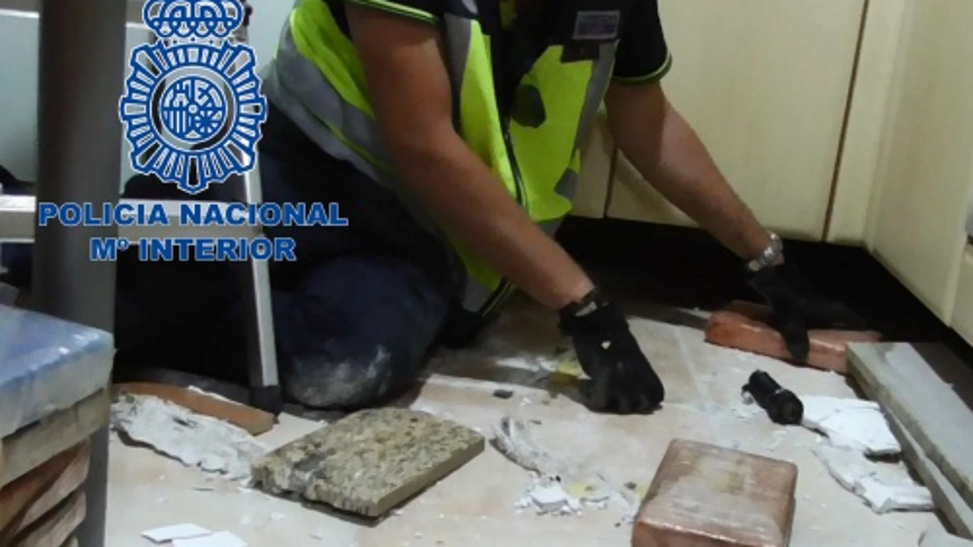 Incautados en Valencia 468 kilos de droga escondidos en paredes y techos