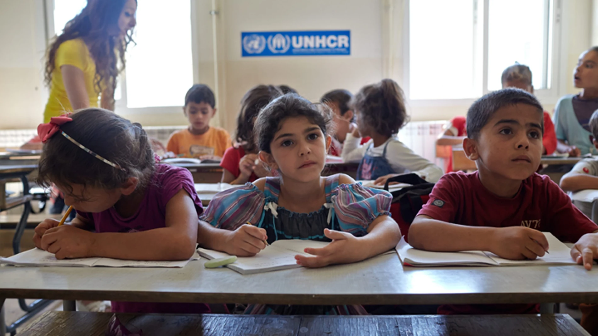 Niños refugiados sirios asisten a clase en un programa de escuelas públicas en Líbano.