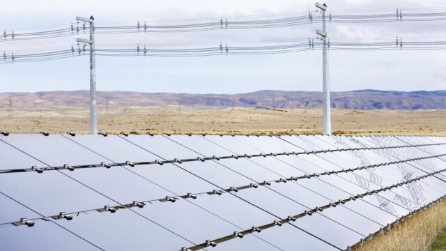 Fotografía cedida por la compañía eléctrica Arizona Public Service (APS) que muestra paneles solares de la empresa en Tucson, Arizona (EE.UU.) /Efe
