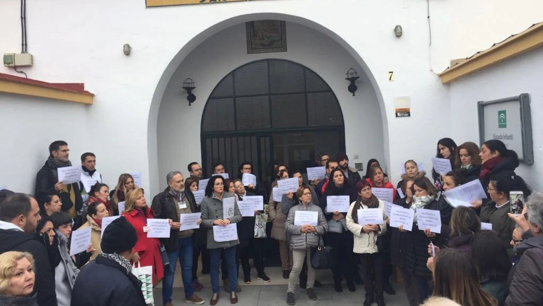 Protesta de padres en la escuela infantil de San Jerónimo de Sevilla
