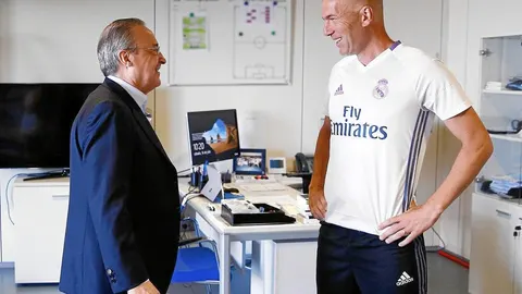 Florentino Pérez saludó ayer a Zidane y al resto de la plantilla en el regreso del equipo