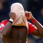 Pogba se tapa la cara con la camiseta