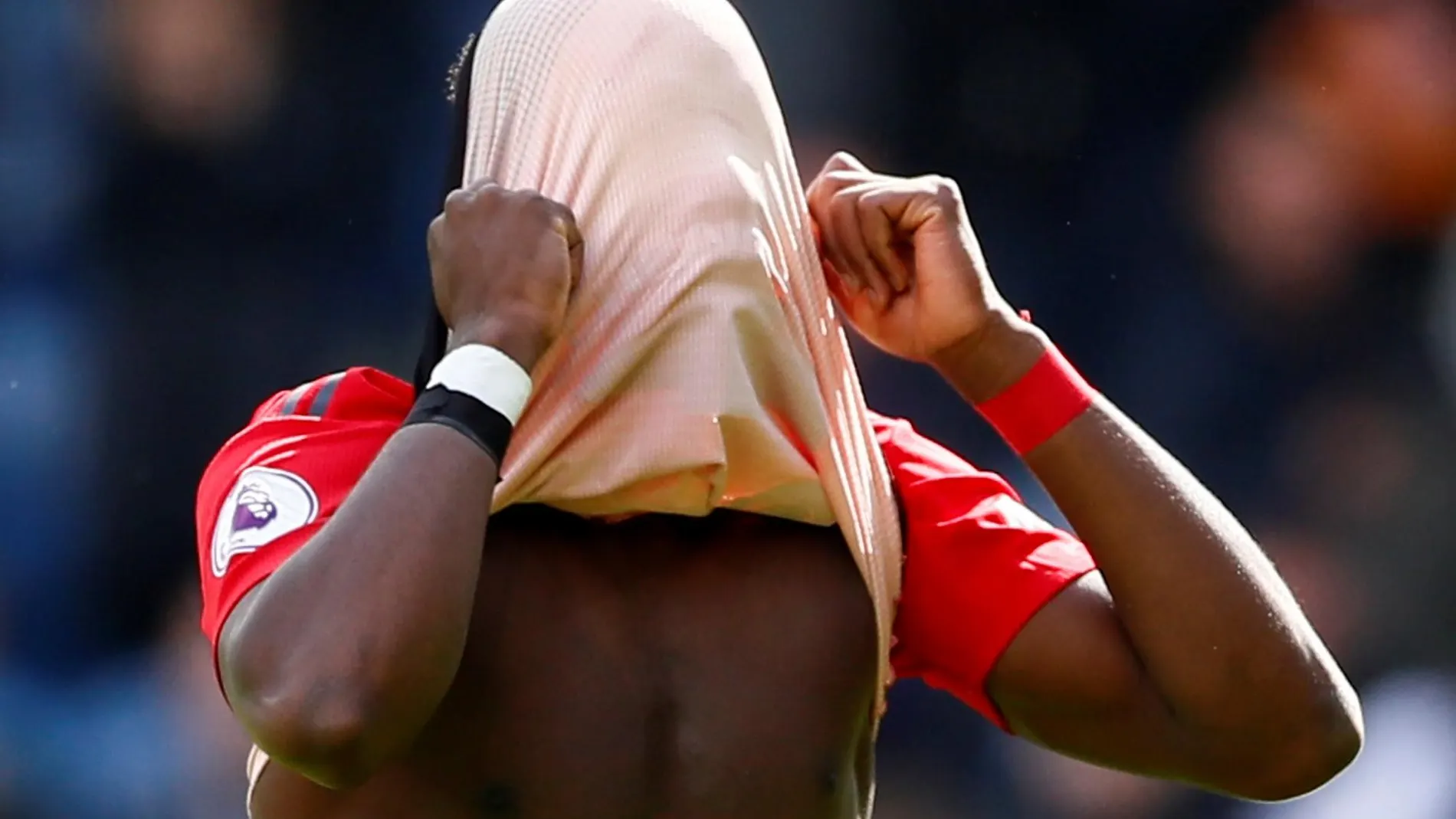 Pogba se tapa la cara con la camiseta