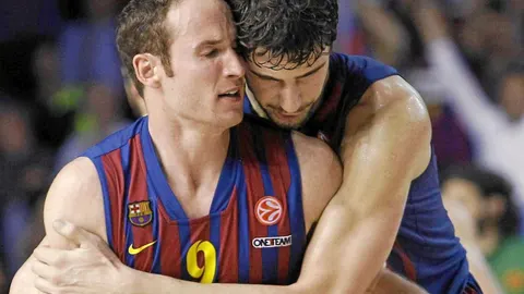 Marcelinho recibe la felicitación de Tomic tras anotar un triple