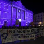 Varias mujeres sostienen una pancarta en la plaza Sant Jaume de Barcelona al finalizar la manifestación contra la violencia machista.