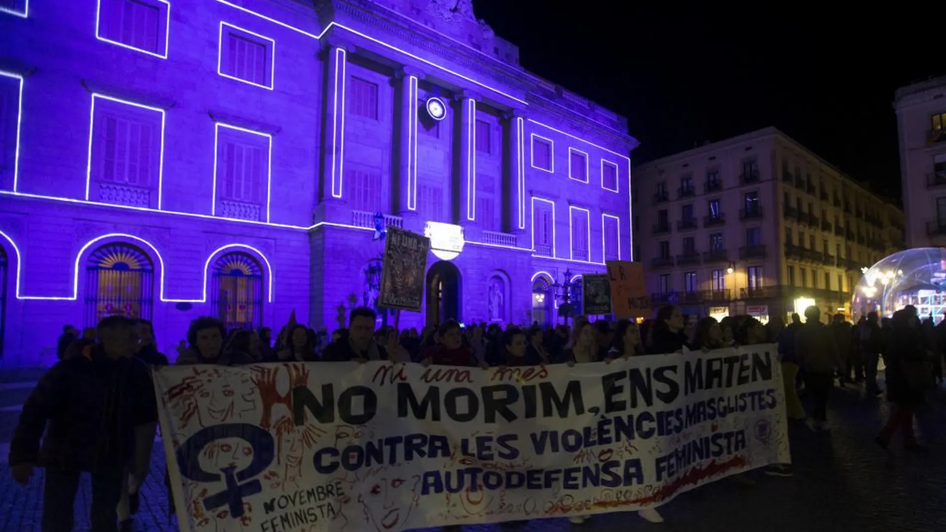 Varias mujeres sostienen una pancarta en la plaza Sant Jaume de Barcelona al finalizar la manifestación contra la violencia machista.