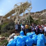 Los voluntarios junto a algunas de las bolsas donde se recogieron los numerosos residuos tirados en la zona