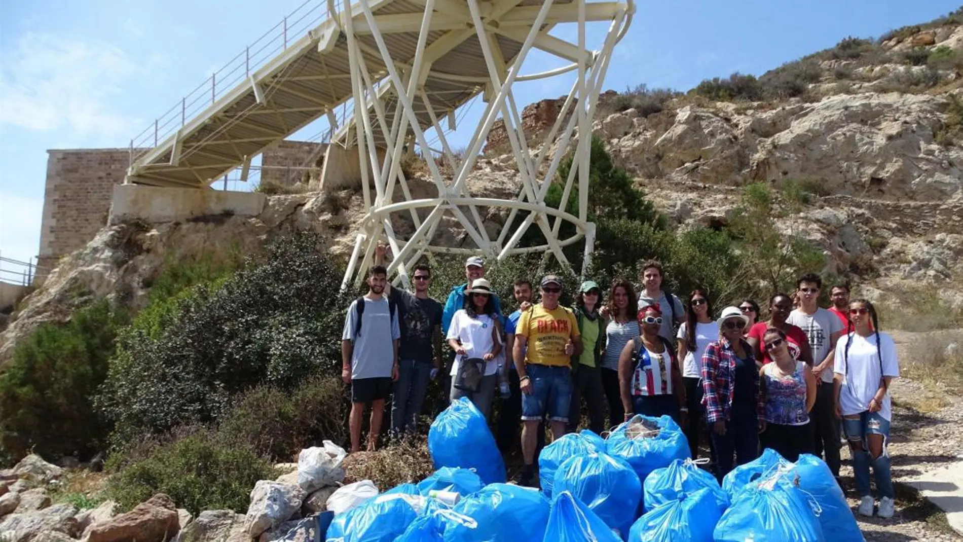 Los voluntarios junto a algunas de las bolsas donde se recogieron los numerosos residuos tirados en la zona