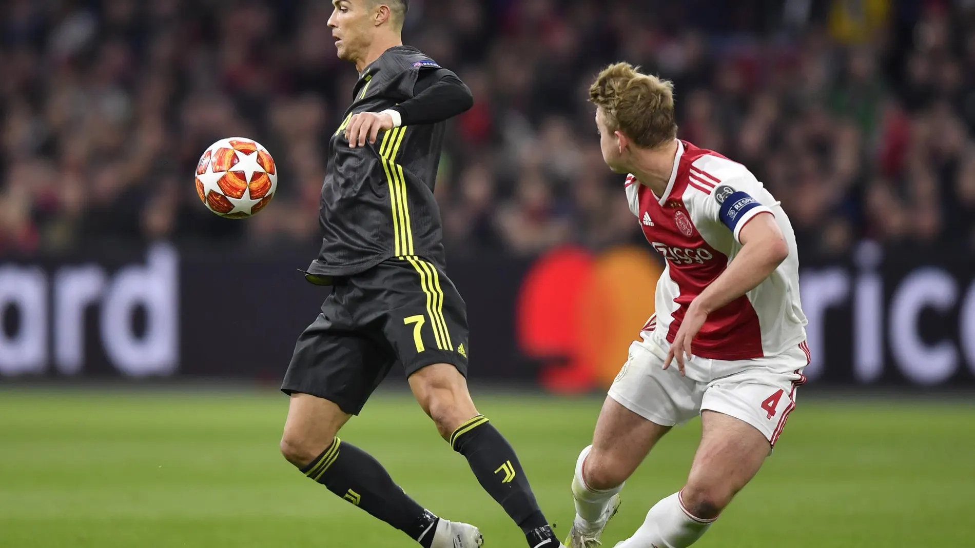 Vea el vuelo de Ronaldo que dio vida a la Juve contra el Ajax en Amsterdam (1-1)