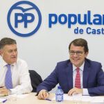 El presidente del PP, Alfonso Fernández Mañueco, preside una reunión con los máximos mandatarios provinciales del partido. En la imagen junto al secretario autonómico, Francisco Vázquez