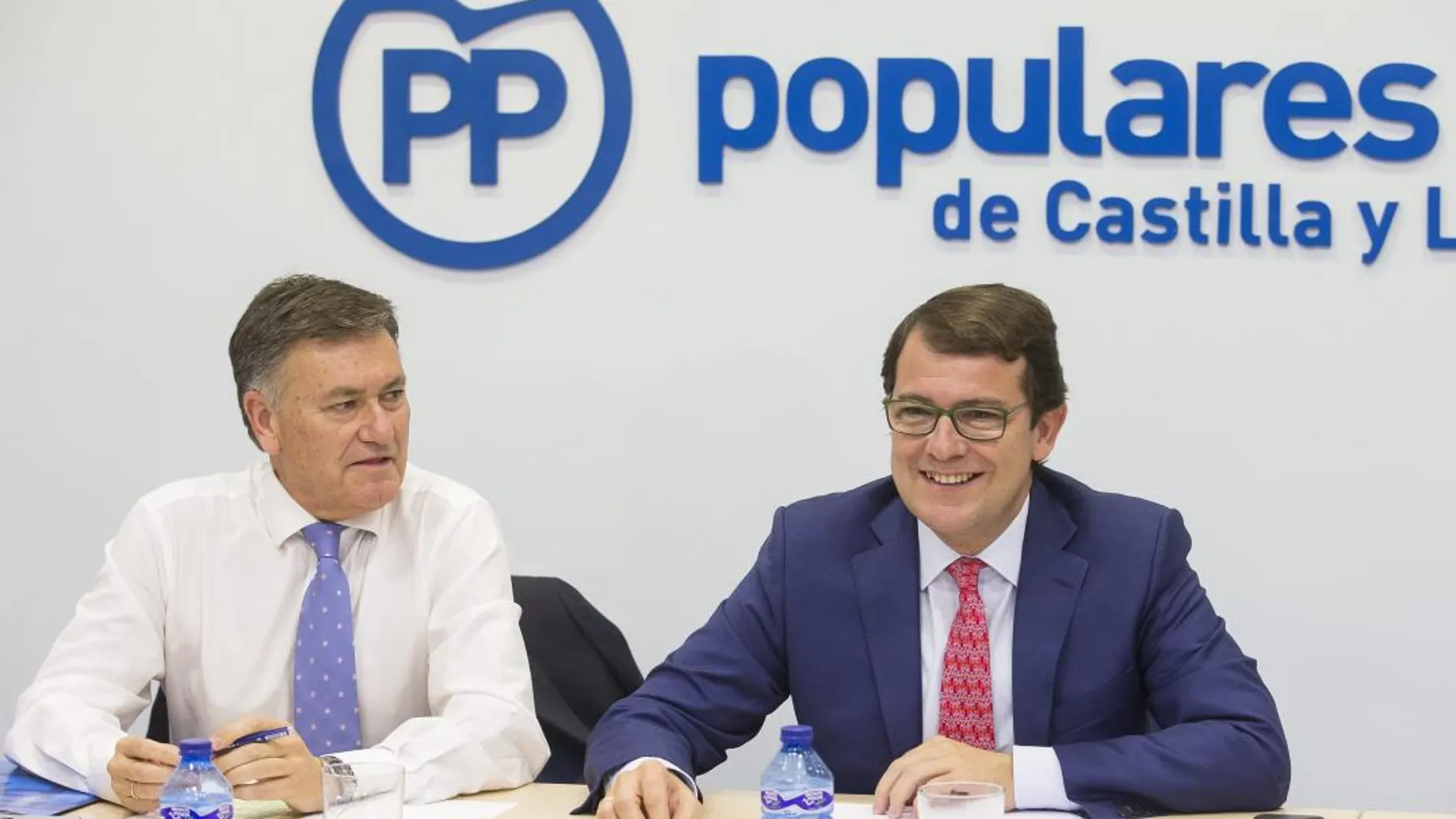 El presidente del PP, Alfonso Fernández Mañueco, preside una reunión con los máximos mandatarios provinciales del partido. En la imagen junto al secretario autonómico, Francisco Vázquez