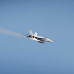 Así lanza un F-18 español un misil Maverick aire-suelo contra un blanco móvil
