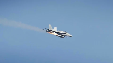 Así lanza un F-18 español un misil Maverick aire-suelo contra un blanco móvil