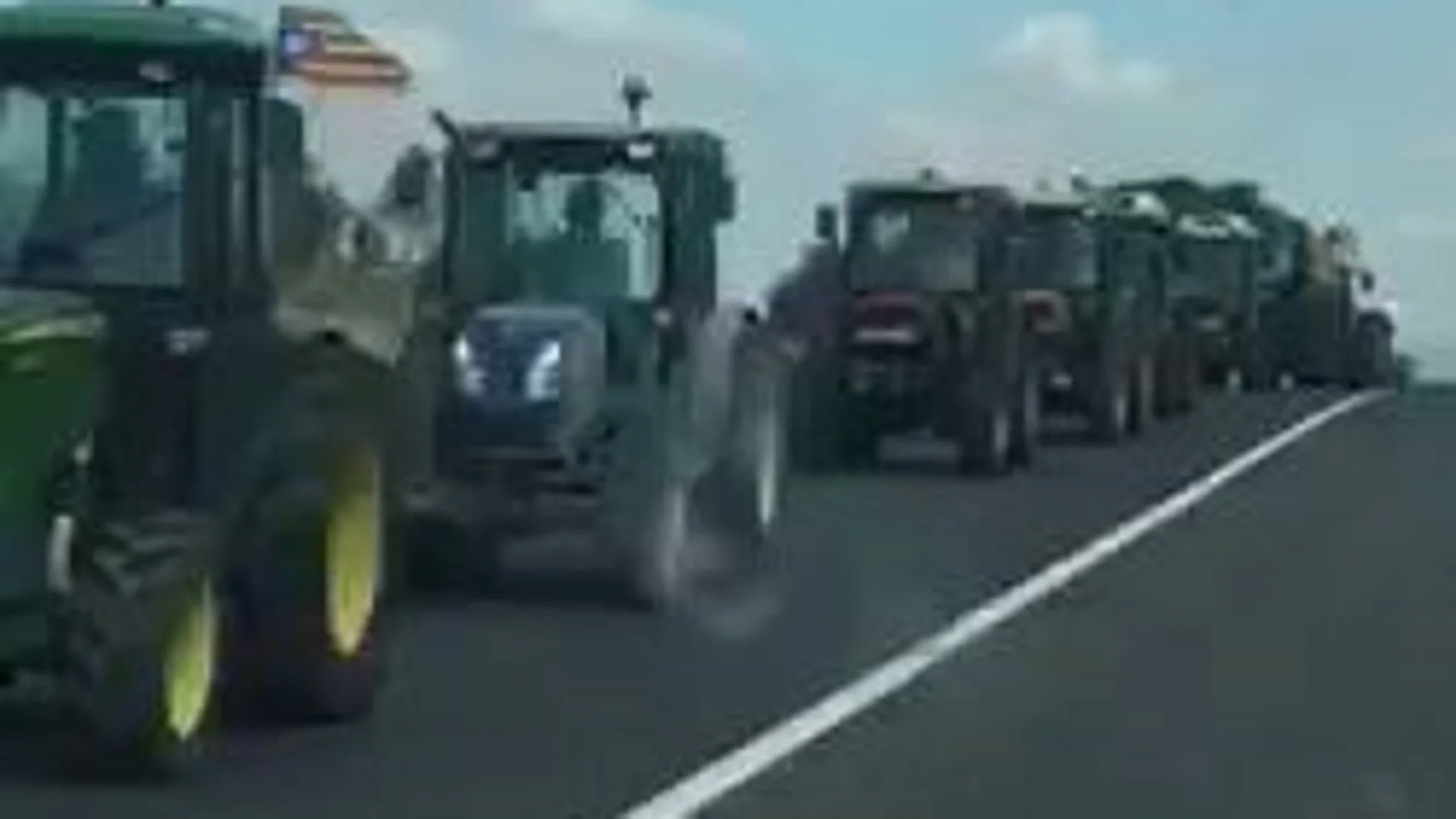 Tractores hoy por una carretera catalana.