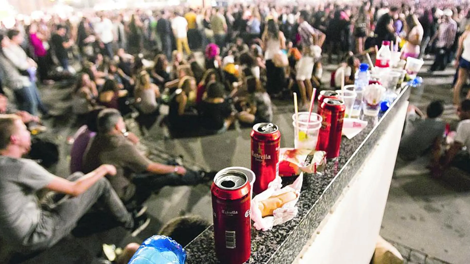 Jóvenes haciendo botellón