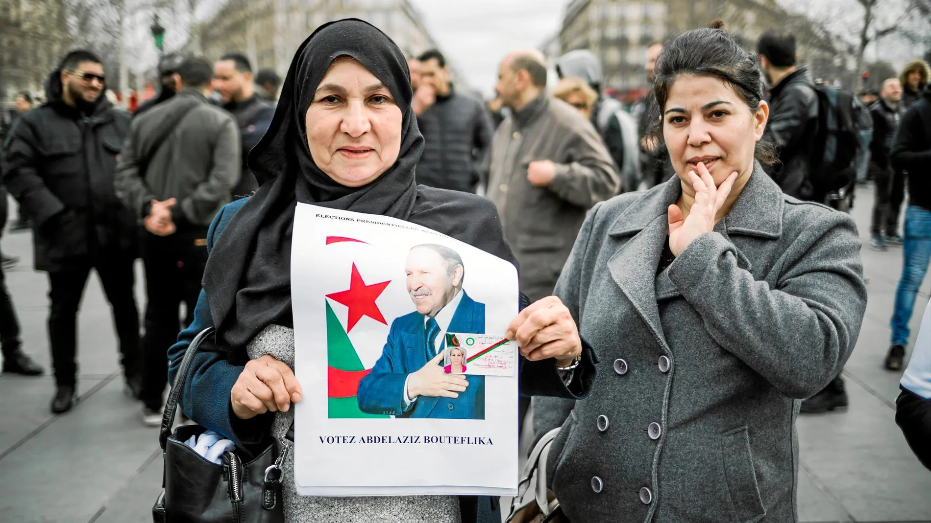 Seguidores francoargelinos del presidente Buteflika se manifiestan a favor de su reelección en París