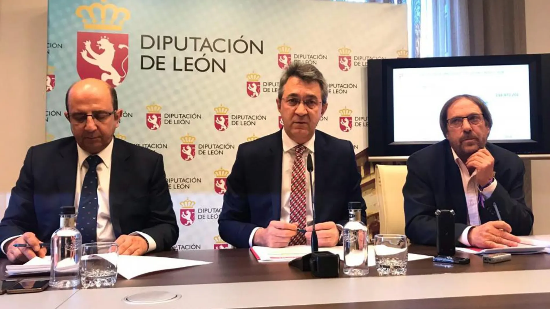 Martínez Majo presenta las cuentas junto a Castañón y Lupicinio Rodrigo