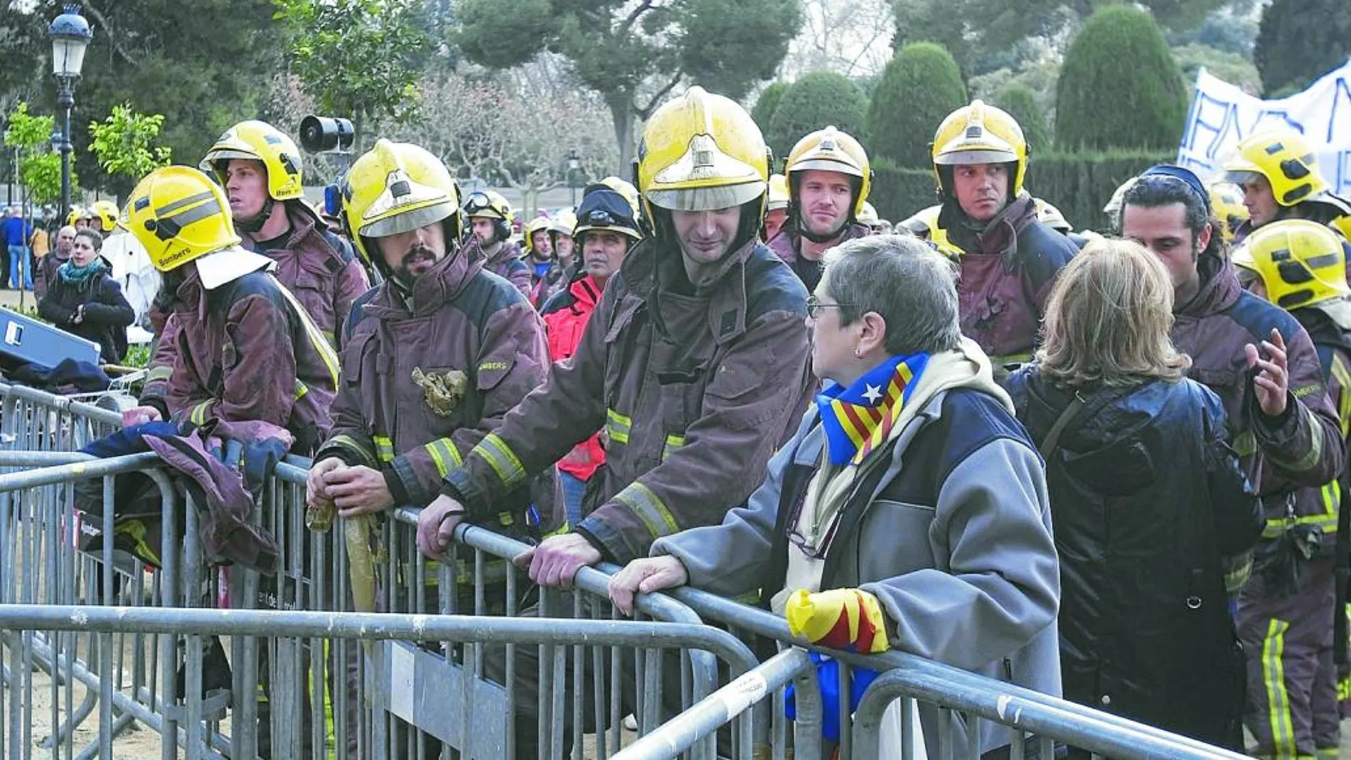 Una imagen de archivo de una protesta de los Bomberos de la Generalitat ante el Parlament