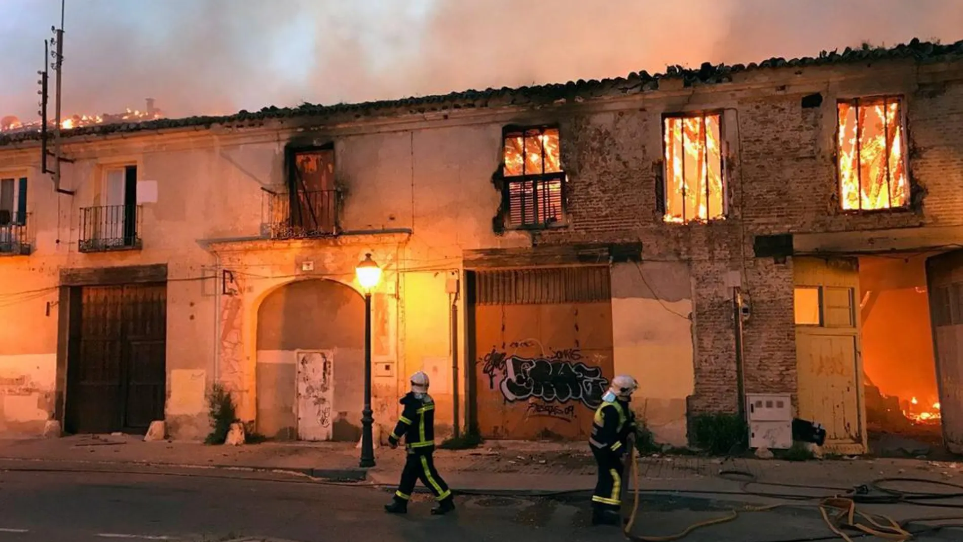 Fotografía cedida por la Comunidad de Madrid de bomberos trabajando en el incendio declarado esta noche en el Palacio de Osuna, en Aranjuez/ Efe