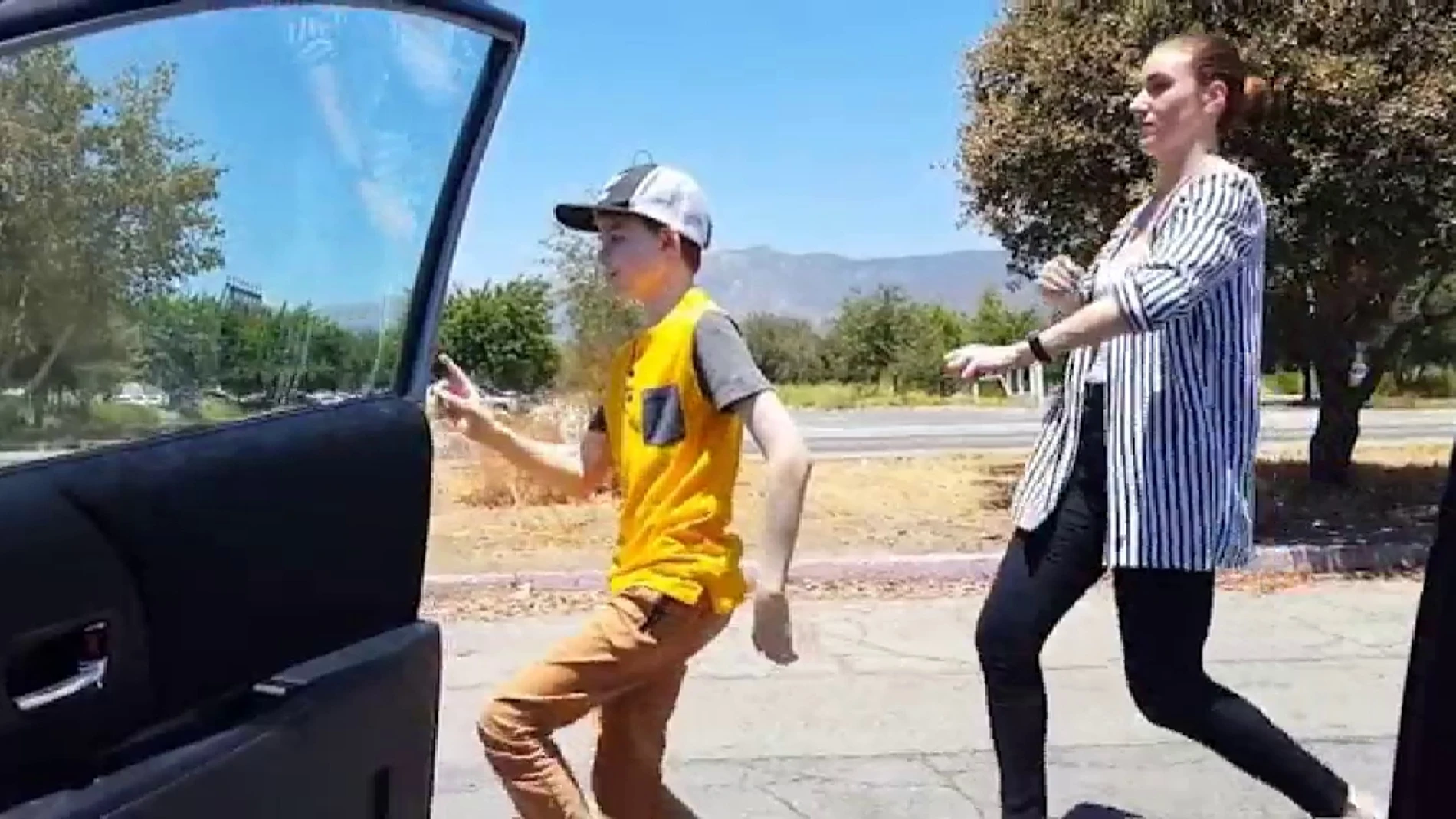 El peligroso nuevo reto viral: bajarse del coche en marcha y bailar