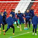 Los futbolistas del Sevilla se ejercitaron ayer por la tarde en el césped de Old Trafford