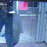 Los dos sospechosos de detonar una bomba casera en un restaurante indio, captados por una cámara de seguridad. Peel Police Media / Twitter