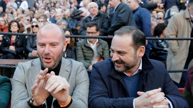 Archivo. El alcalde de Faura, Toni Gaspar, cuenta con el visto de todas las «familias» socialistas para presidir la Diputación de Valencia. En la imagen, junto a José Luis Ábalos
