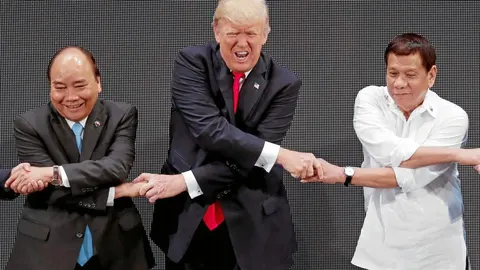 El primer ministro vietnamita, Xuan Phuc, Donald Trump y Rodrigo Duterte, ayer en la cumbre de la ASEAN