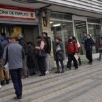 Parados hacen cola ante una oficina de empleo en Madrid