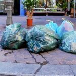 Los primeros efectos de la huelga se hicieron notar ayer. Hoy se recogerá la basura en los distritos de Retiro, Tetuán, Latina y Moratalaz, entre otros. Cristina Bejarano