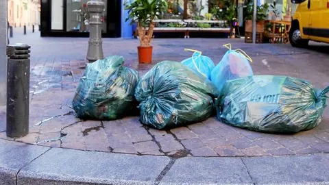 Los primeros efectos de la huelga se hicieron notar ayer. Hoy se recogerá la basura en los distritos de Retiro, Tetuán, Latina y Moratalaz, entre otros. Cristina Bejarano