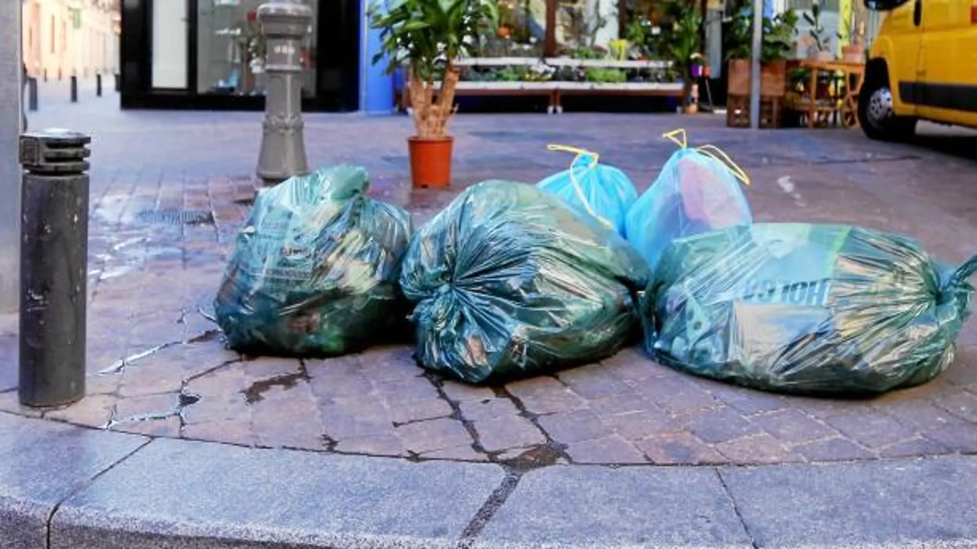 Los primeros efectos de la huelga se hicieron notar ayer. Hoy se recogerá la basura en los distritos de Retiro, Tetuán, Latina y Moratalaz, entre otros. Cristina Bejarano