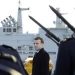 Macron pasa revista a las tropas en la basa naval de Toulon, en Francia.. (AP Photo/Claude Paris, Pool)