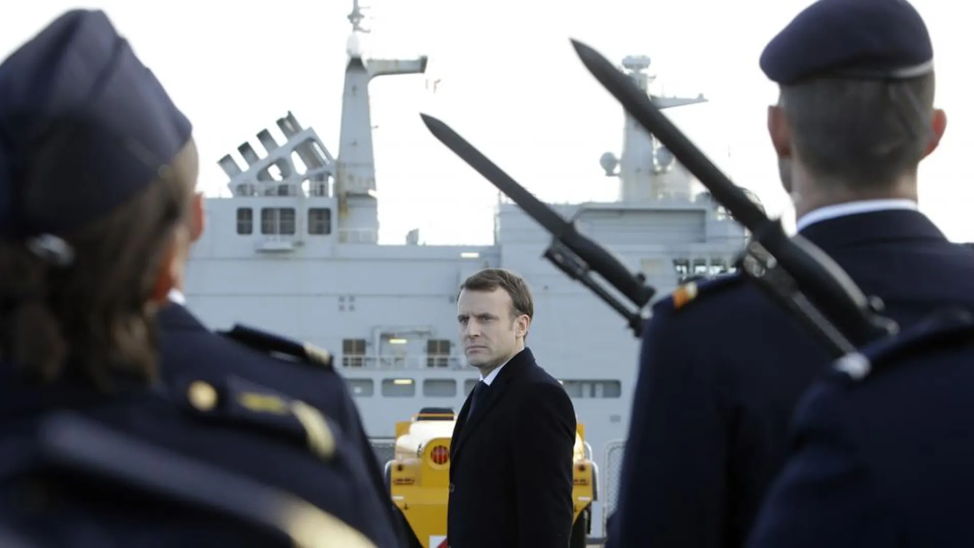 Macron pasa revista a las tropas en la basa naval de Toulon, en Francia.. (AP Photo/Claude Paris, Pool)