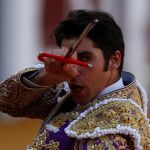 El torero Cayetano Rivera se prepara para la estocada.