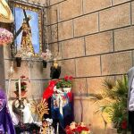 Noelia Arroyo contempla una de las Cruces de Mayo. LA RAZÓN