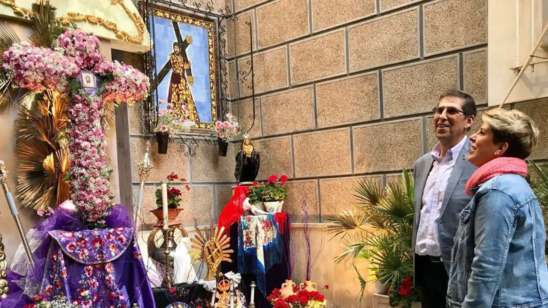 Noelia Arroyo contempla una de las Cruces de Mayo. LA RAZÓN