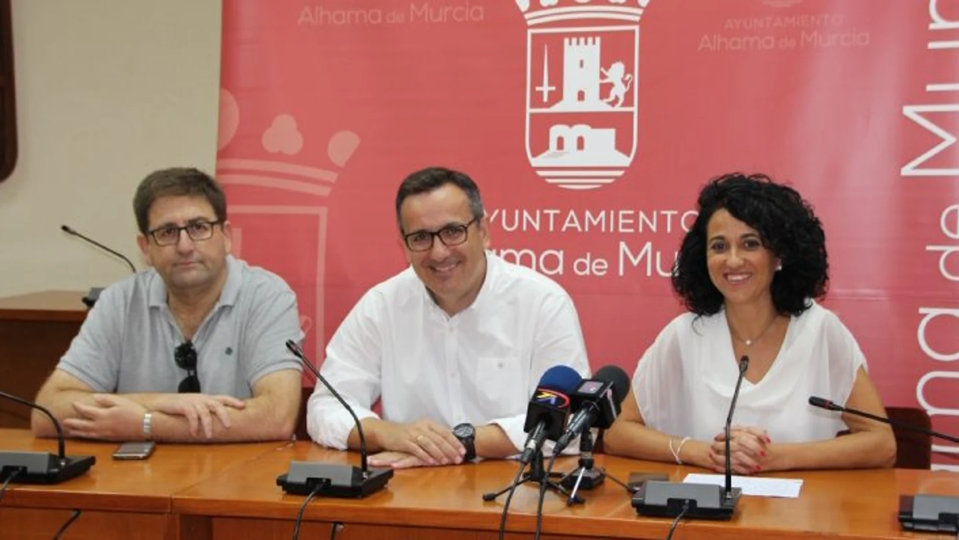 El nuevo secretario general del PSRM, Diego Conesa, en el centro, en un acto en el Ayuntamiento de Alhama de Murcia