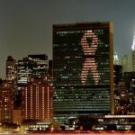 Iluminación del edificio de la sede de la ONU con la cinta roja del sida para demostrar el compromiso de la Organización en la lucha contra el VIH/SIDA