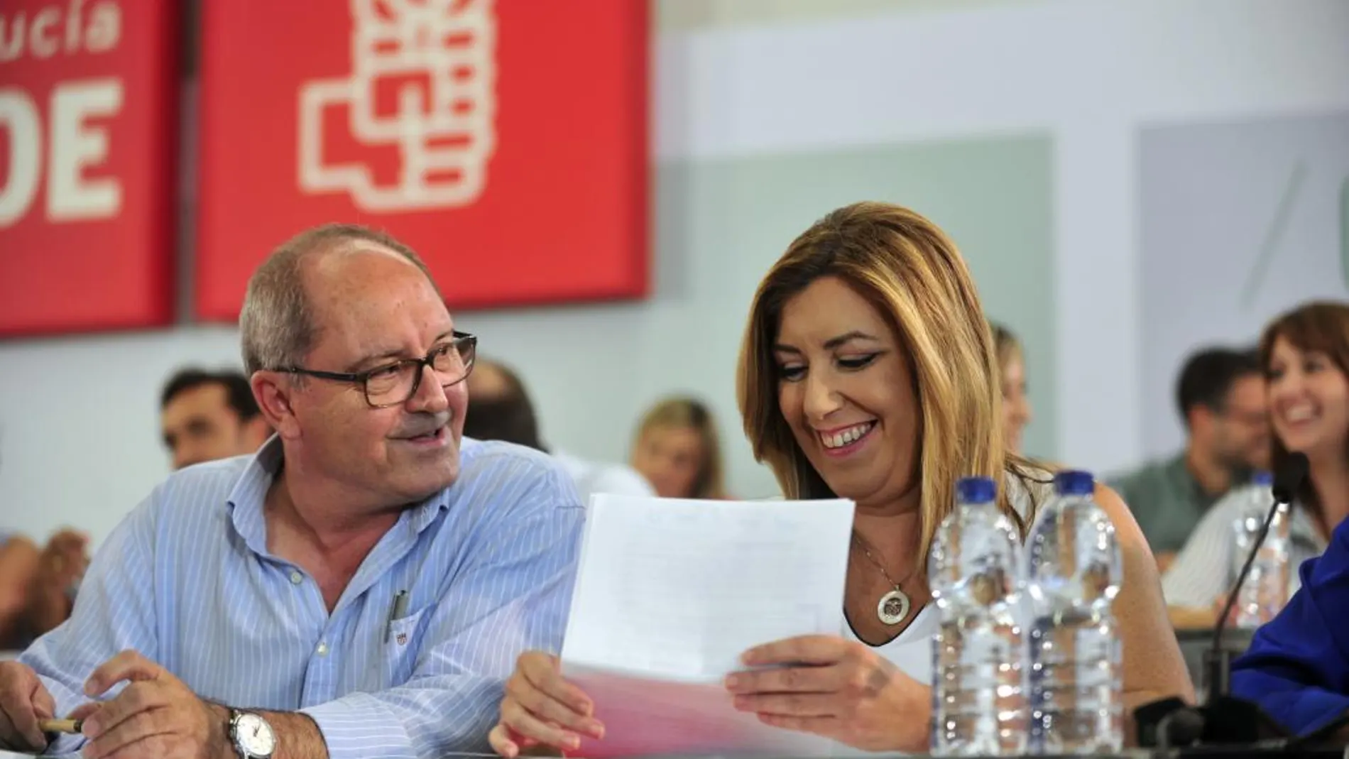 El secretario de Organización del PSOE-A, Juan Cornejo, junto a la presidenta de la Junta, Susana Díaz
