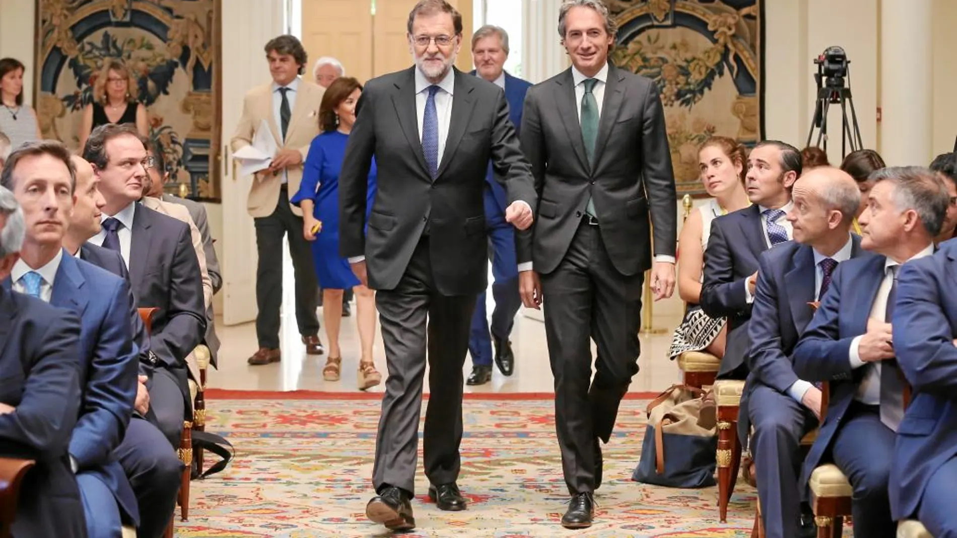 Mariano Rajoy se dirige al atril desde el que presentó el Plan Extraordinario de Inversión en Carreteras (PIC) ante la atenta mirada de los empresarios de la construcción