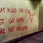 En la imagen, una de las pintadas contra turistas que han aparecido estos días en Barcelona.
