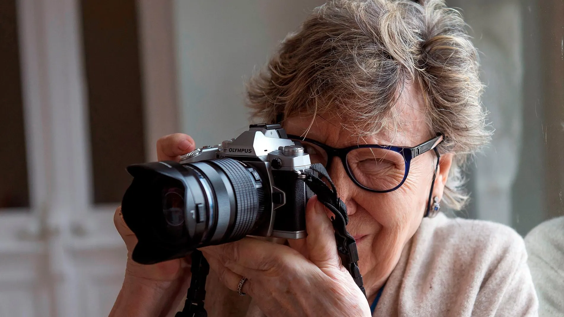 Fallece Joana Biarnés a los 83 años de edad, una de las fotoperiodistas pioneras en nuestro país / EFE