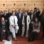 La nueva directora de Mercedes-Benz Fashion Week Madrid, Charo Izquierdo, acompañada por su antecesora en el cargo, Cuca Solana, y varios diseñadores, durante la presentación de la 65 edición de la pasarela
