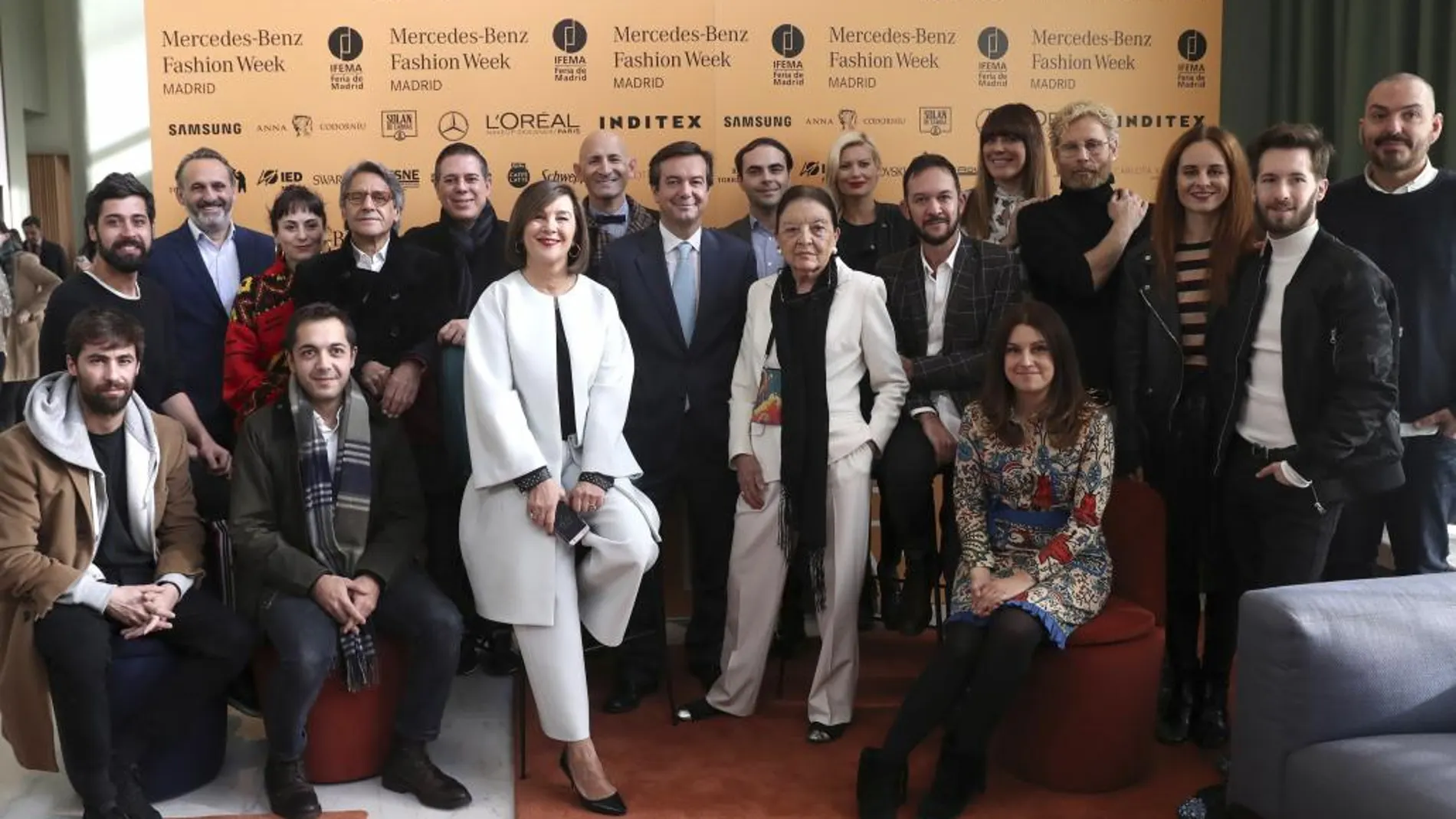 La nueva directora de Mercedes-Benz Fashion Week Madrid, Charo Izquierdo, acompañada por su antecesora en el cargo, Cuca Solana, y varios diseñadores, durante la presentación de la 65 edición de la pasarela