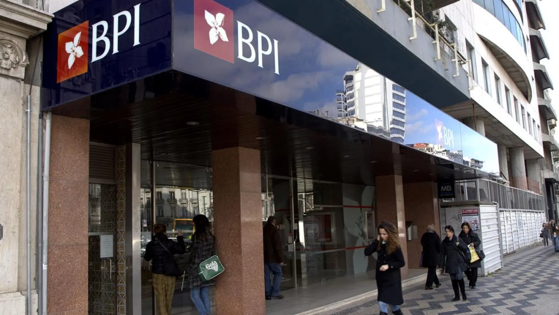 CaixaBank se hace con el 100% de su filial portuguesa BPI