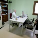 Un médico de familia atiende a una paciente, en un pueblo de Valladolid
