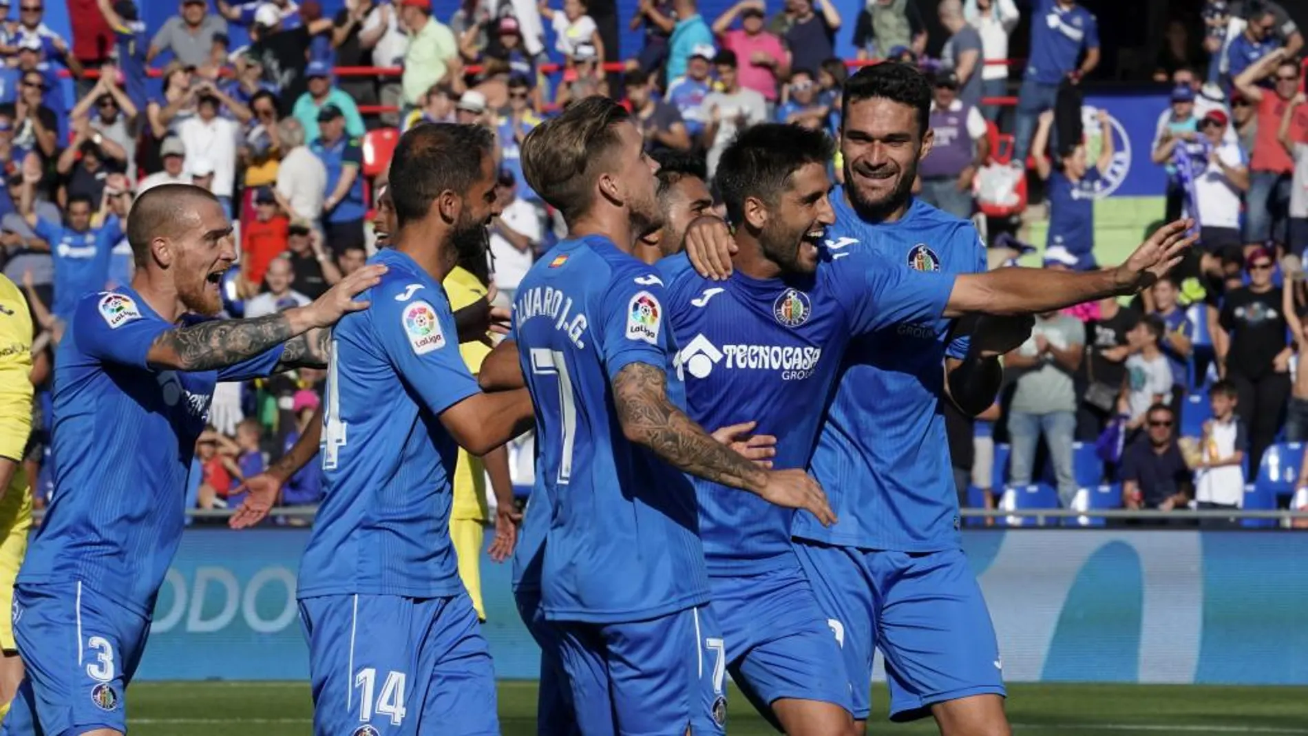 El centrocampista del Getafe Mikel Bergara celebra con sus compañeros su gol marcado ante el Villarreal, el tercero del conjunto azulón
