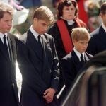 El príncipe de Gales con sus hijos durante el funeral